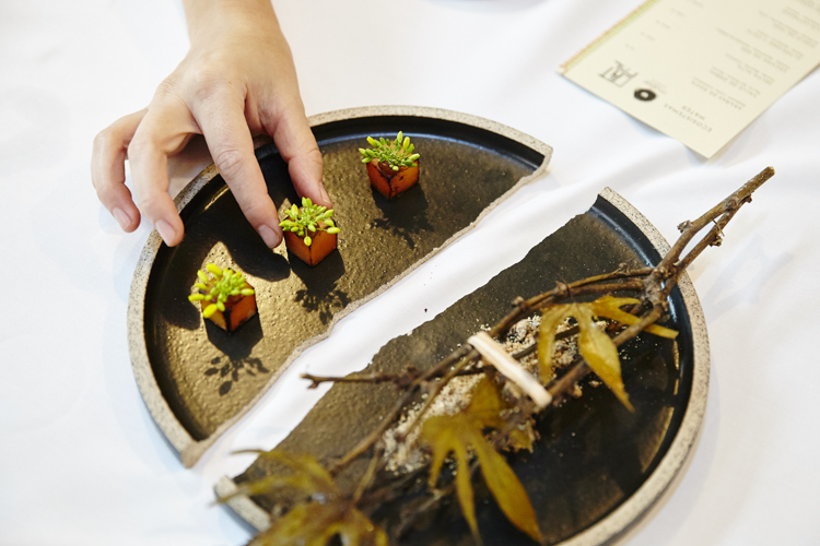 Um das etapas do menu degustação de 17 etapas: deleite no quarto melhor restaurante do mundo