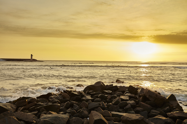 O pôr-do-sol no Oceano Pacífico visto a partir da beira-mar de Lima