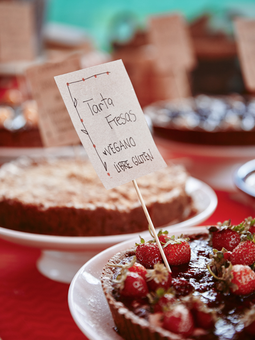 Torta feita com morangos orgânicos: dá para petiscar quitutes assim na feira