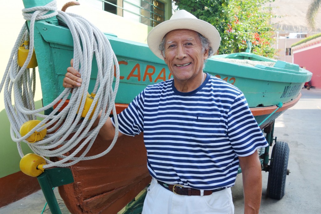 O pescador Freddy Guardia diante do seu barco, que fica em frente ao seu restaurante, o Sonia